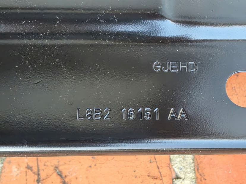 mocowanie błotnika lewe land rover defender l663 ii lr131596 l8b2-1651-aa