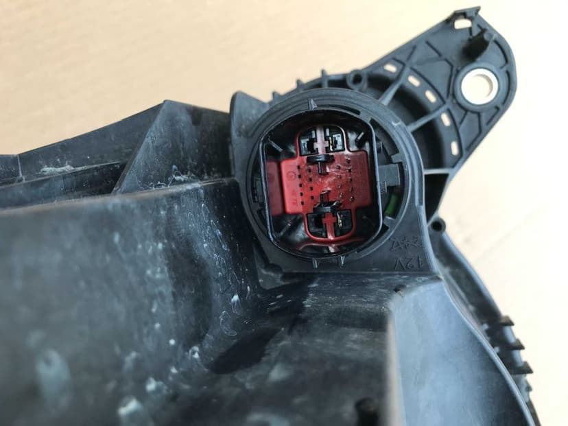 Land Rover Defender II L663 Lampa Full LED PRAWY PRZÓD L8B213W029HG