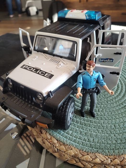 Bruder Jeep Wrangler Policja