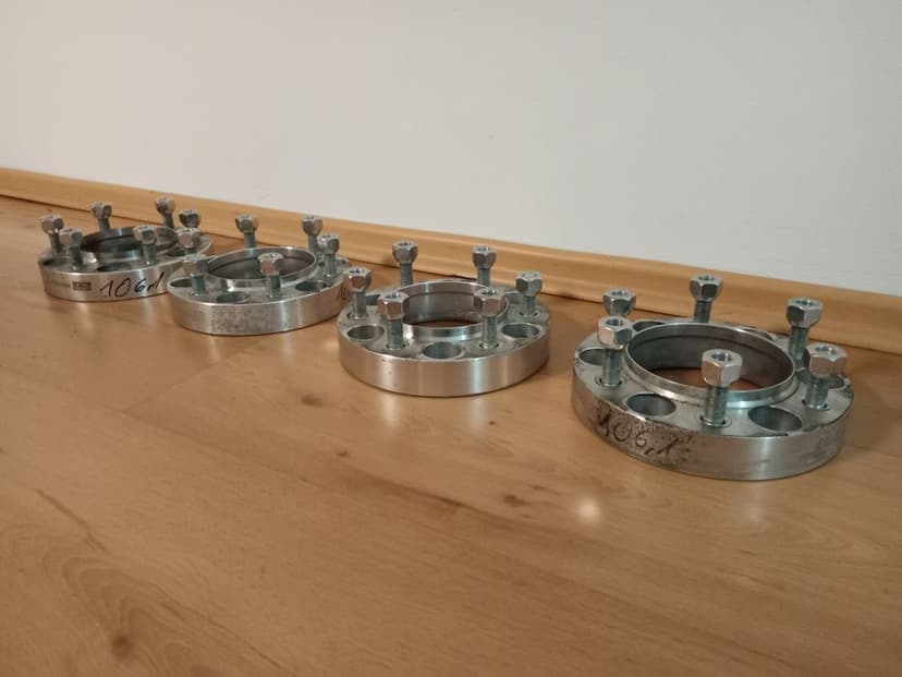 Dystanse z kołnieżem Toyota 4Runner Landcruiser Hilux 6x139,7 30mm