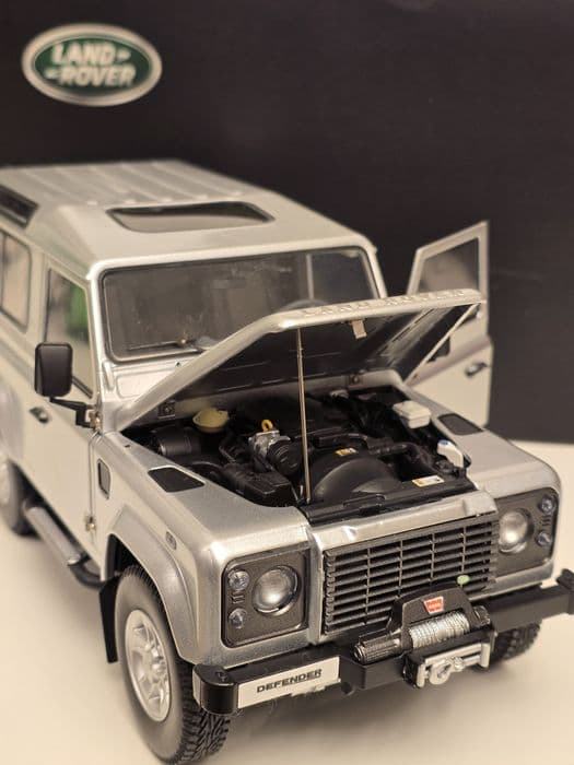 KYOSHO Land Rover Defender 90 Skala 1:18