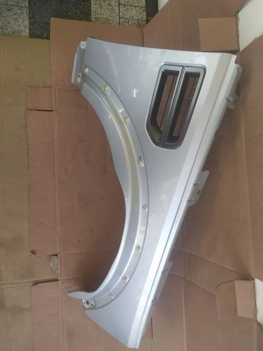 Błotnik prawy przód przedni Land Rover Discovery III w kolor