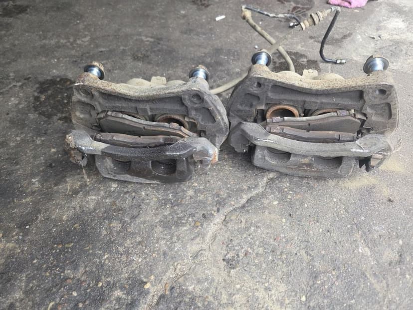 Zacisk hamulcowy przód prawy lewy nissan navara D40 3.0 dci 4.0b