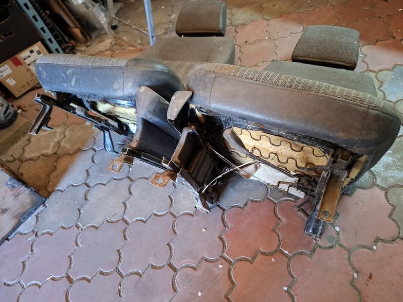 Nissan Patrol Y60 3 drzwi fotel fotele przód lewy prawy stelarz