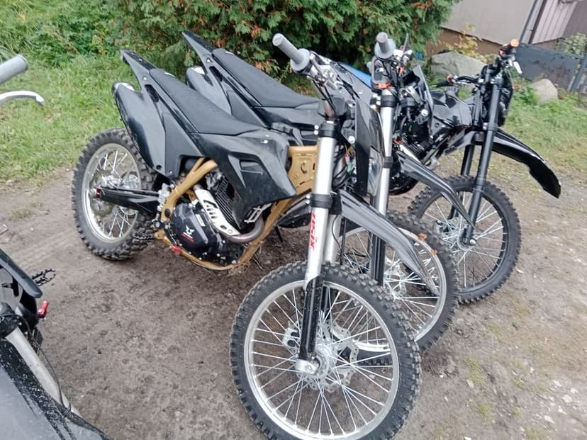 Sprzedam Crossy Asics 300 diabolini 250