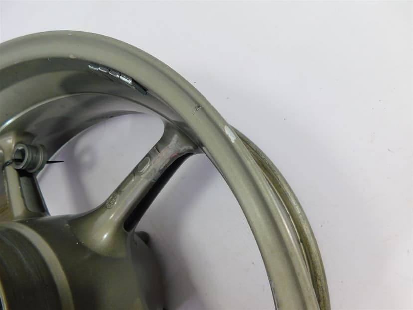 FELGA KOŁO TYŁ TRIUMPH DAYTONA 675 06-08 LEKKO BIJE T2010506
