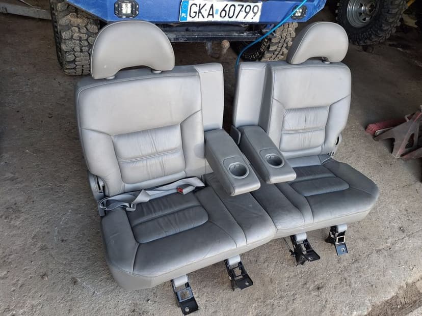 Fotele Nissan patrol gr y61 drugi rząd Stan bardzo dobry skóra