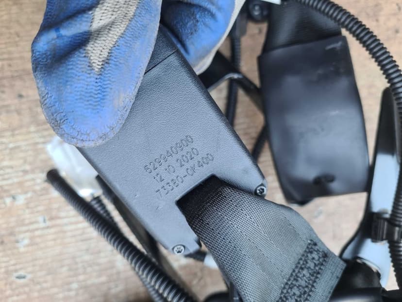 Toyota Hilux VIII 2.4d 20r zapinka pasa tył zapinki