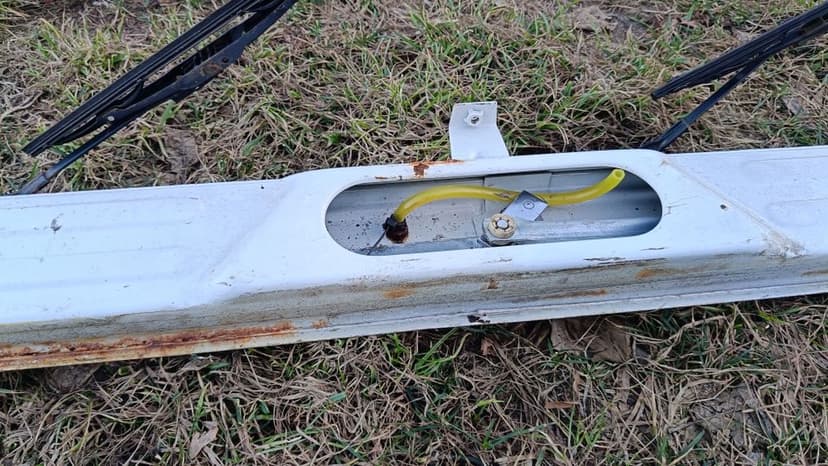 Suzuki Samurai Samuraj przednia ramka z mechanizmem wycieraczek