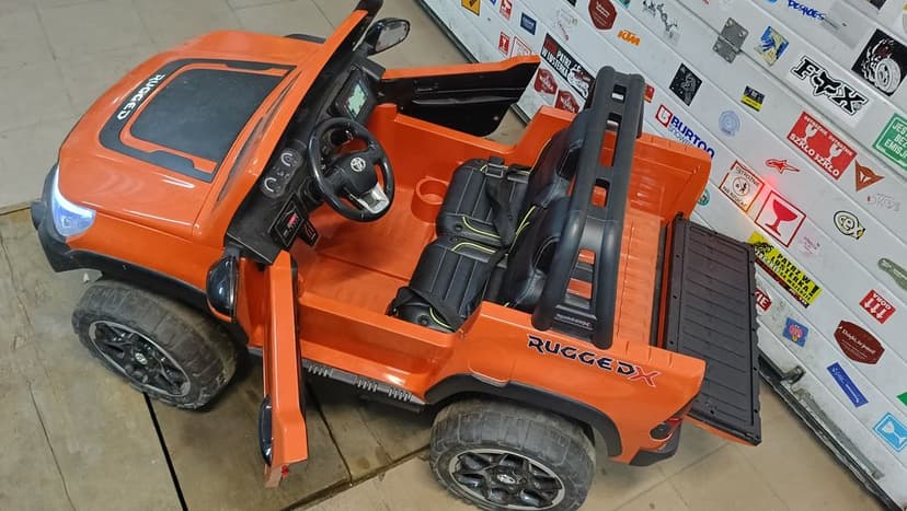 Toyota Hilux na baterie 4x4 dwuosobowy 
Auto na Akumulator