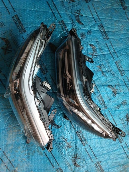 Lampa przednia lewa prawa TOYOTA HILUX VIII lift  19- komplet