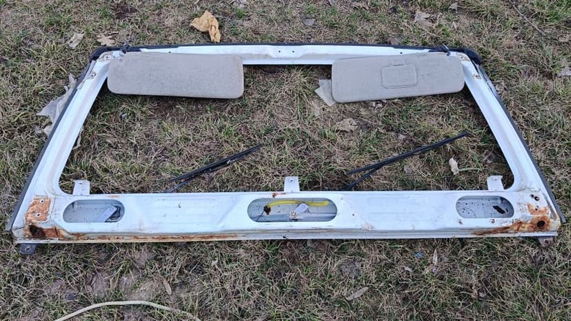 Suzuki Samurai Samuraj przednia ramka z mechanizmem wycieraczek