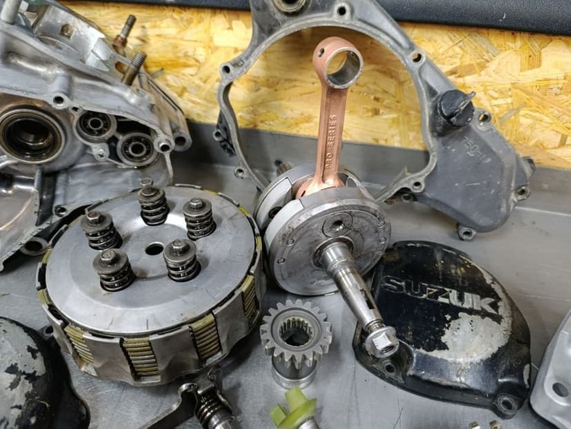 Suzuki RM 125 części silnikowe wał kartery skrzynia koła amortyzator