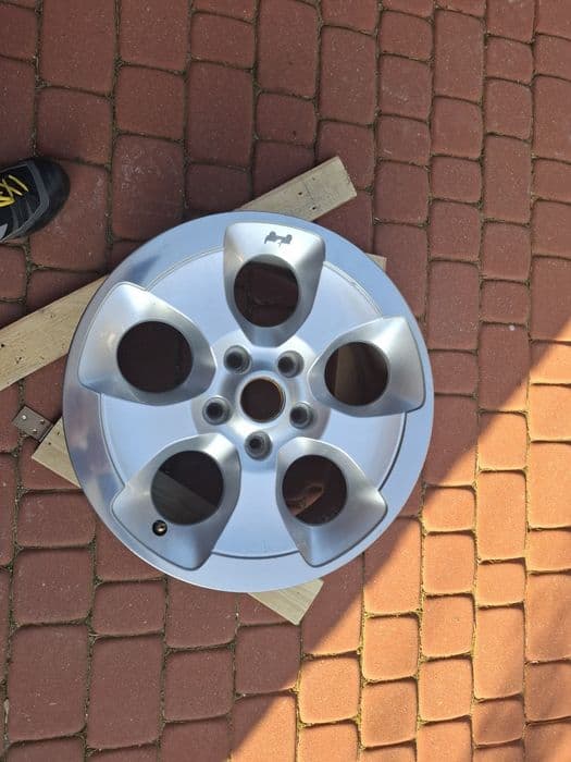 Felgi OEM Jeep Wrangler jedna uszkodzona