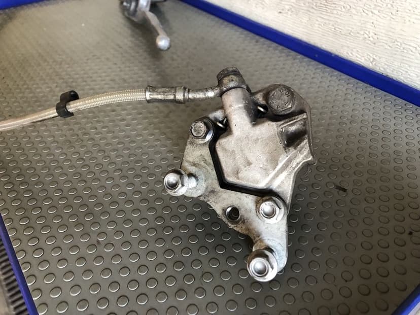 Układ hamulcowy beta rr 50 zacisk pompa