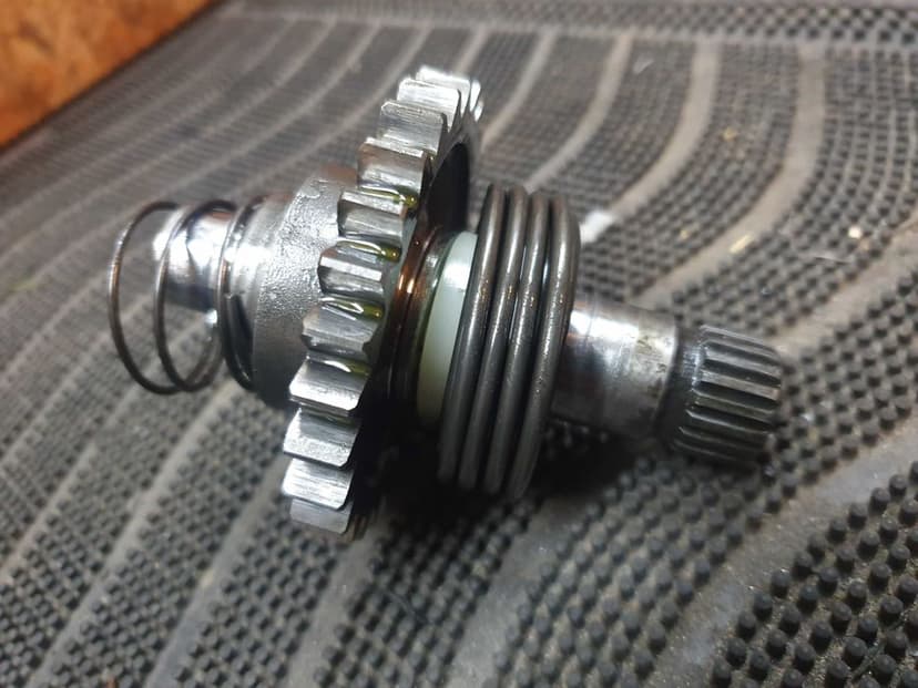 Suzuki rm 250 99r. Mechanizm kopniaka wałek kopki