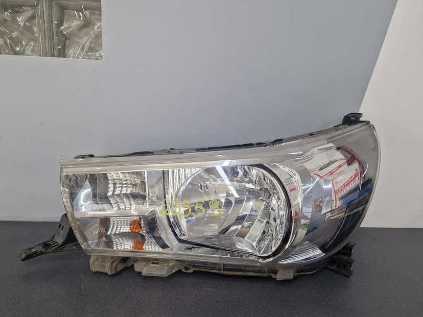 Toyota Hilux VIII 8 15r.- Lampa Przód Lewa