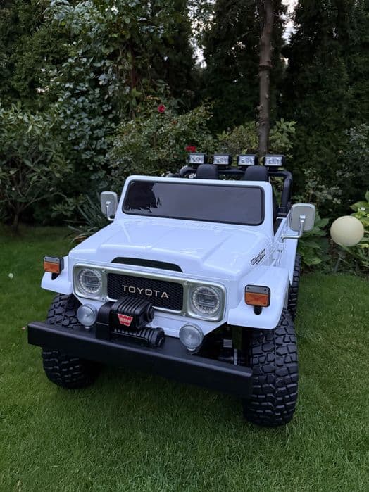 Samochód elektryczny dla dzieci Toyota Land Cruiser