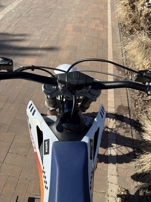 Cross husqvarna tc 85 2021 + drugi komplet plastików