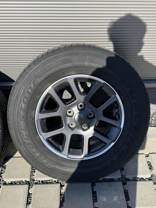 Koła Jeep Wrangler Gladiator 255/70/R18 - czujniki, nakretki, dekielki