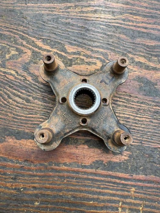 krzyzak lewy tyl piasta kola tyln BRP can am can-am outlander renegade