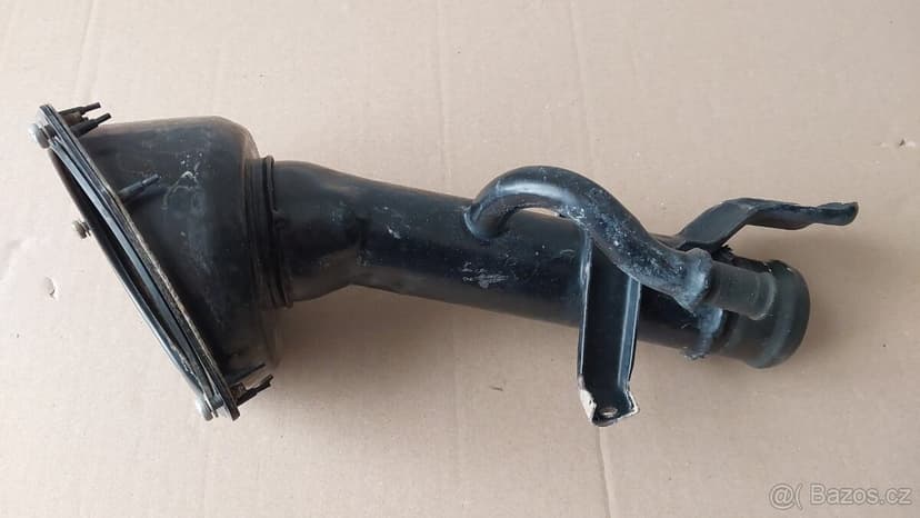 Nissan Navara D22 –  Hrdlo nádrže