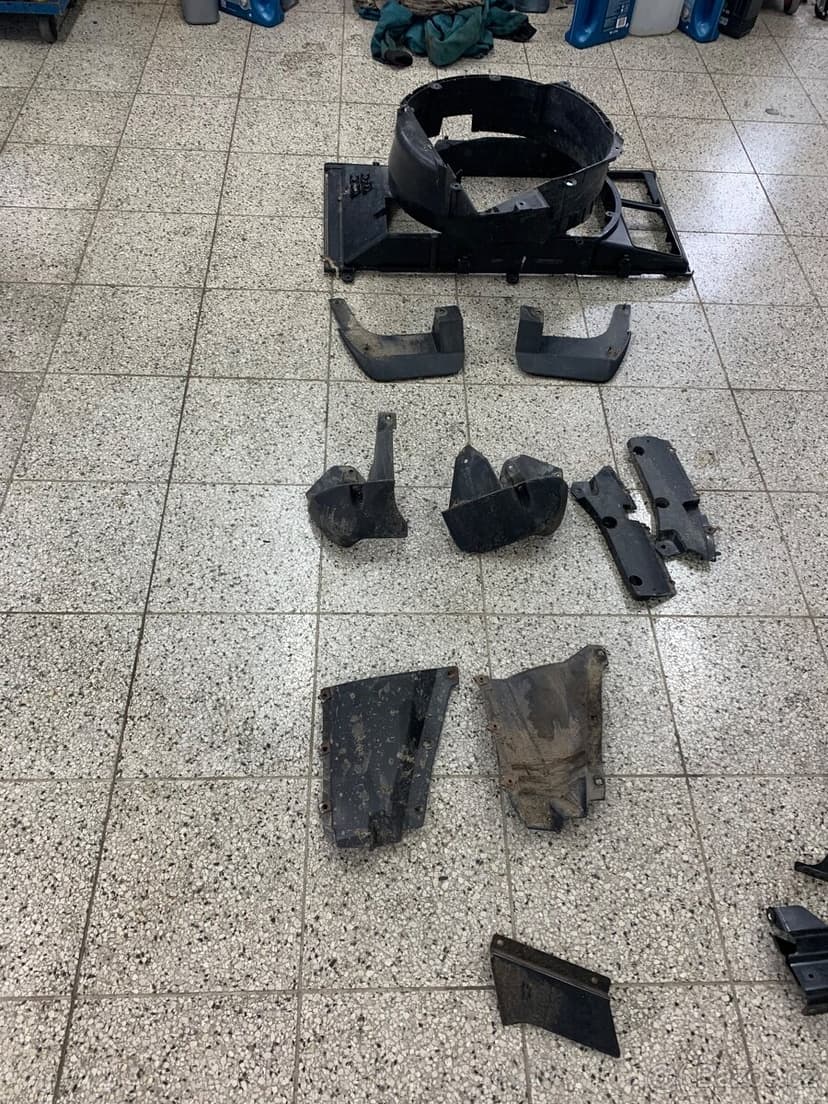 Nissan patrol gu4.Narazniky a zbyle dily