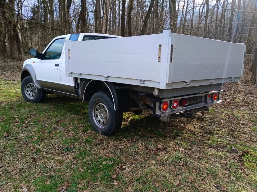 Nissan Navara NP 300 sklápěč třístranný 2011