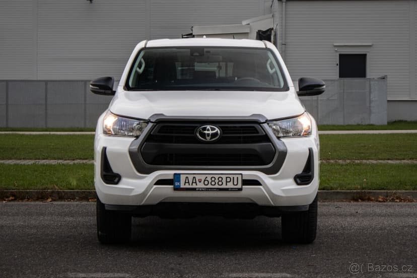 Toyota Hilux DC 2.4 I D-4D Active 4x4 A/T // AJ NA SPLÁTKY