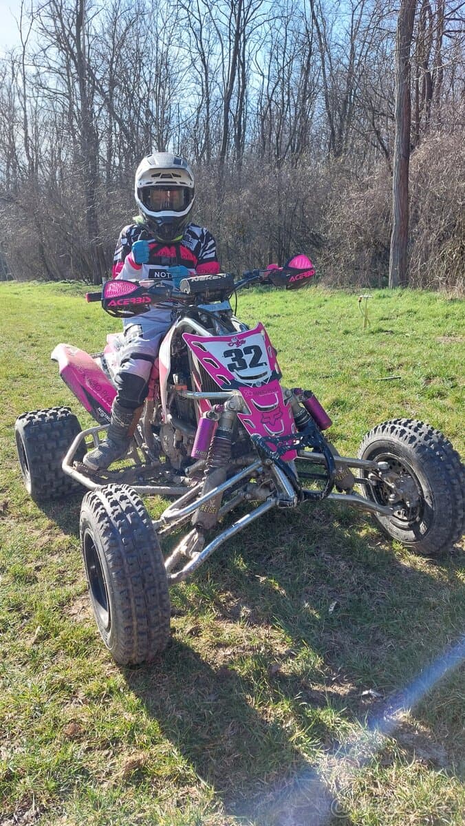 Juniorská závodní čtyřkolka