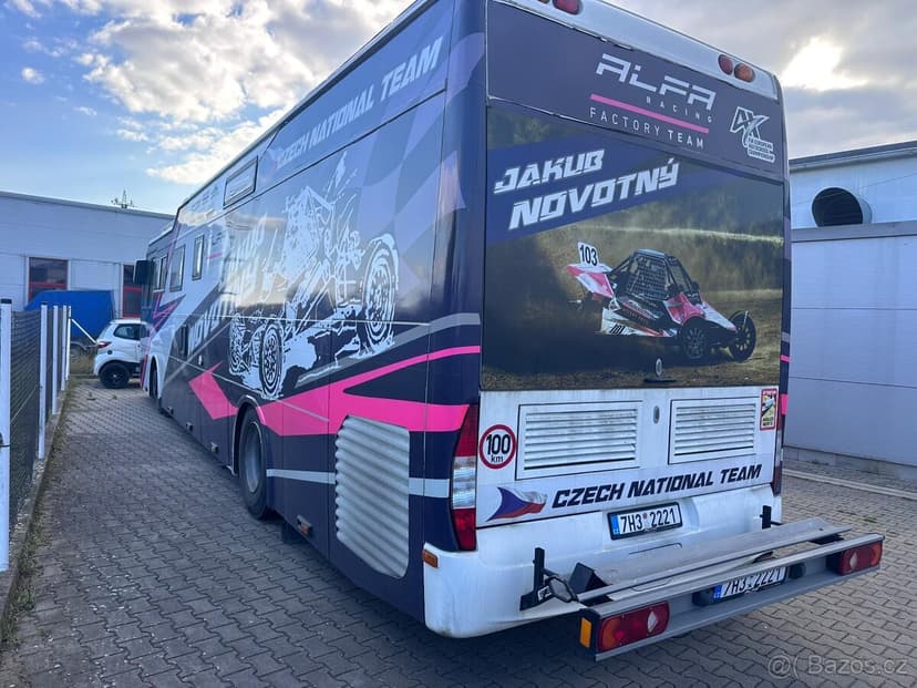 Obytný autobus IVECO Irisbus s prostorem pro závodní speciál