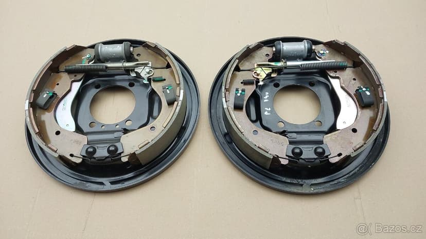 Nissan Navara D40 : Štíty zadních brzd