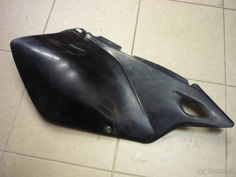 Suzuki DRZ 400 r.v.2006 podsedadlový plast