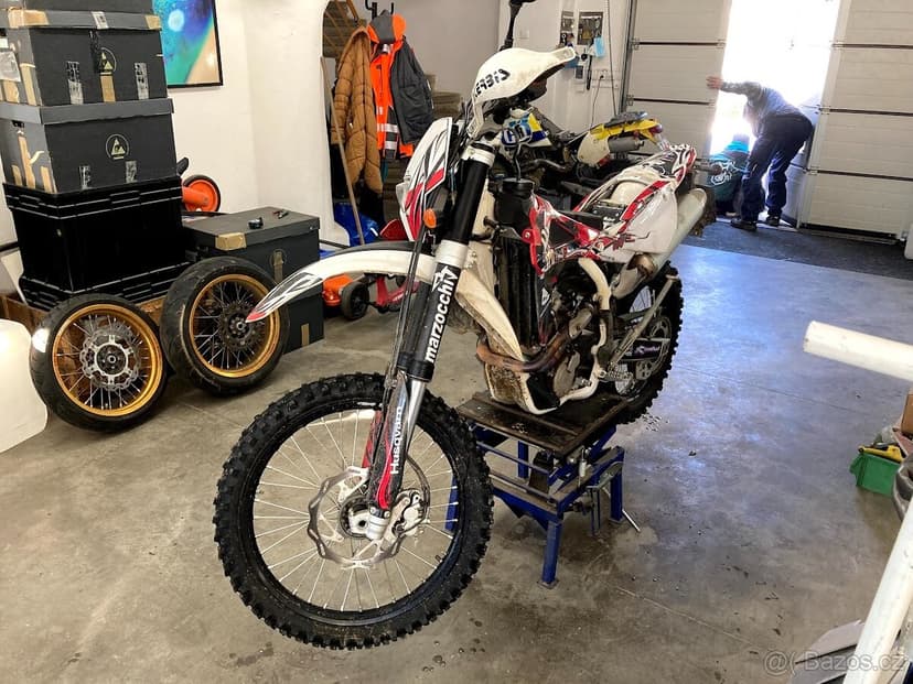 Husqvarna TE 510,najeto 2500 km, rv 2011 stříkačka