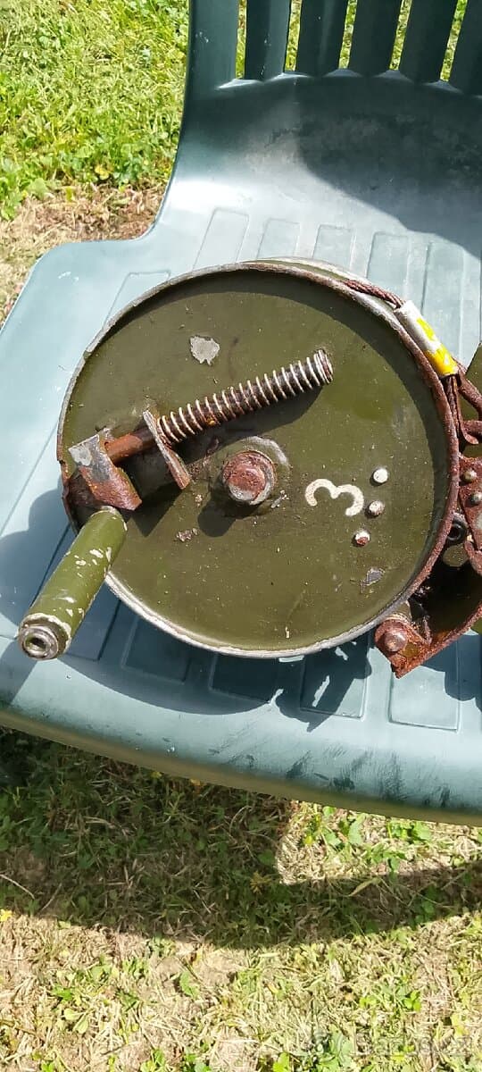 Naviják vojenský dvoukotoučový ruční