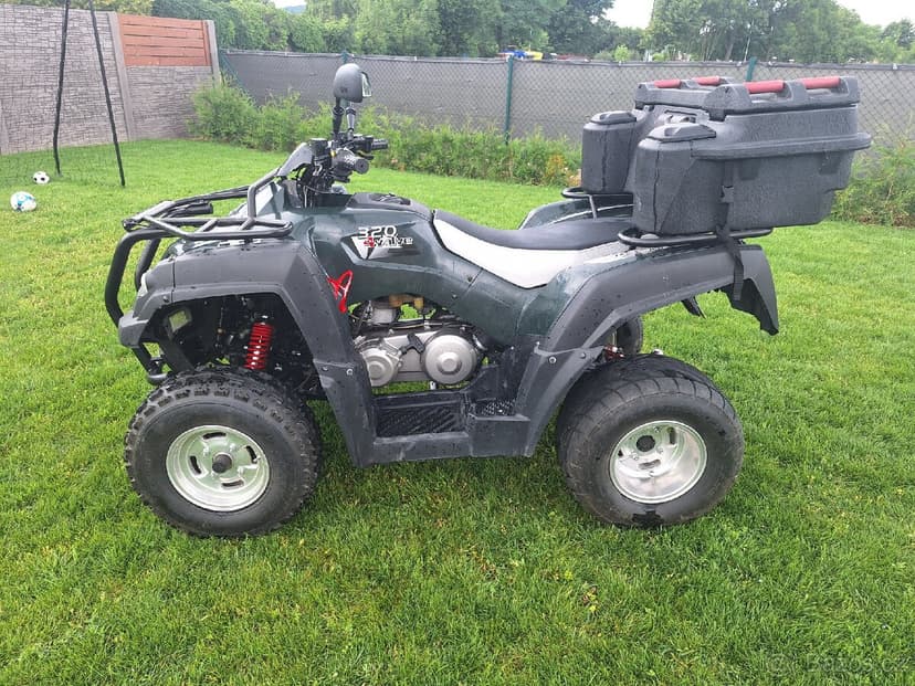 ADLY 320. ČTYŘKOLKA