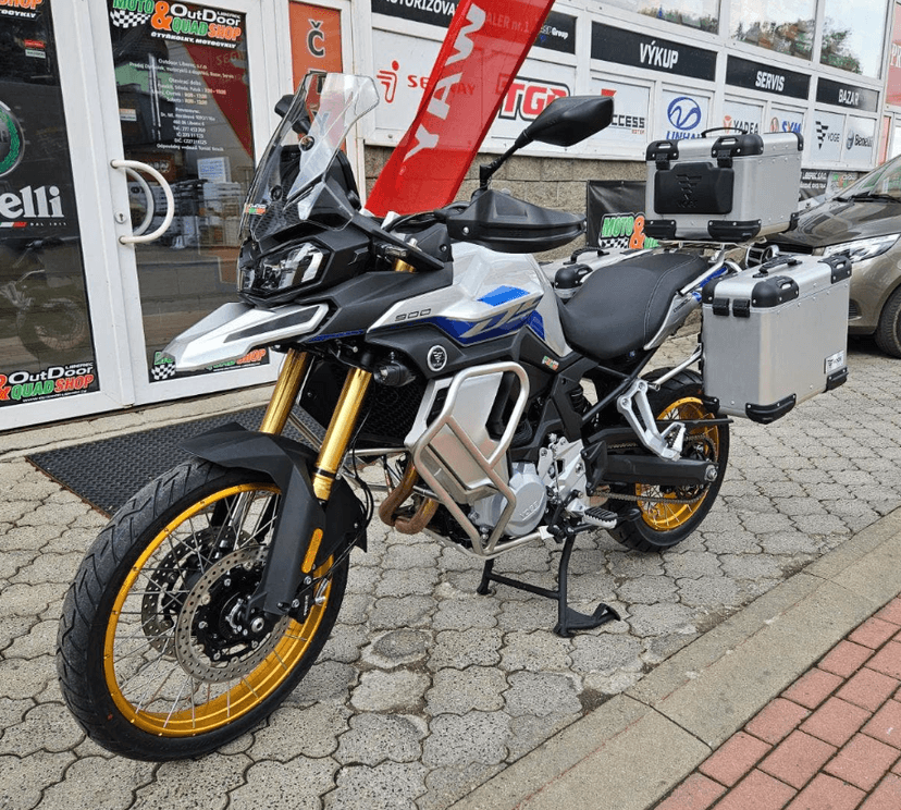 Voge 900 DSX, brzdy Brembo, Kontrola trakce, quickshift