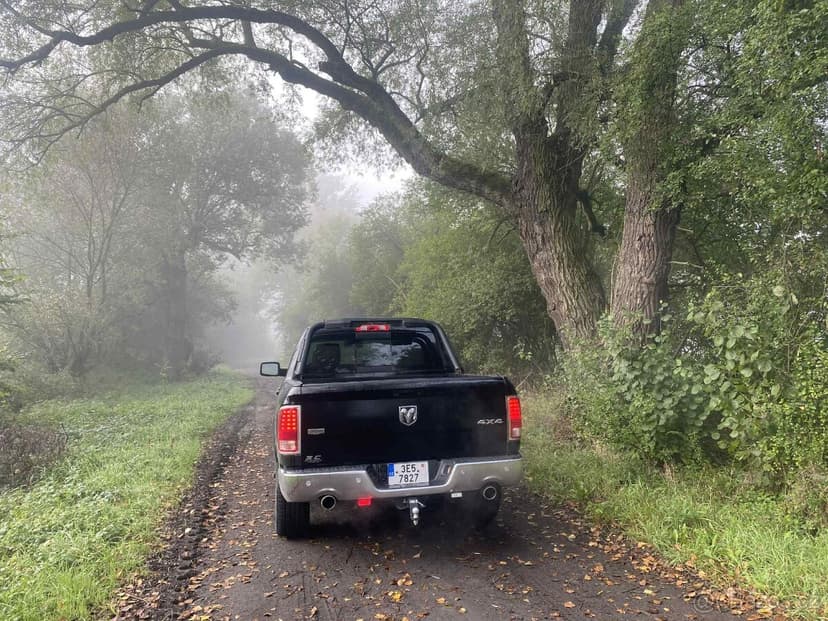 Dodge RAM 1500 Laramie 5.7 HEMI 2014--4x4--tažné 3.5t