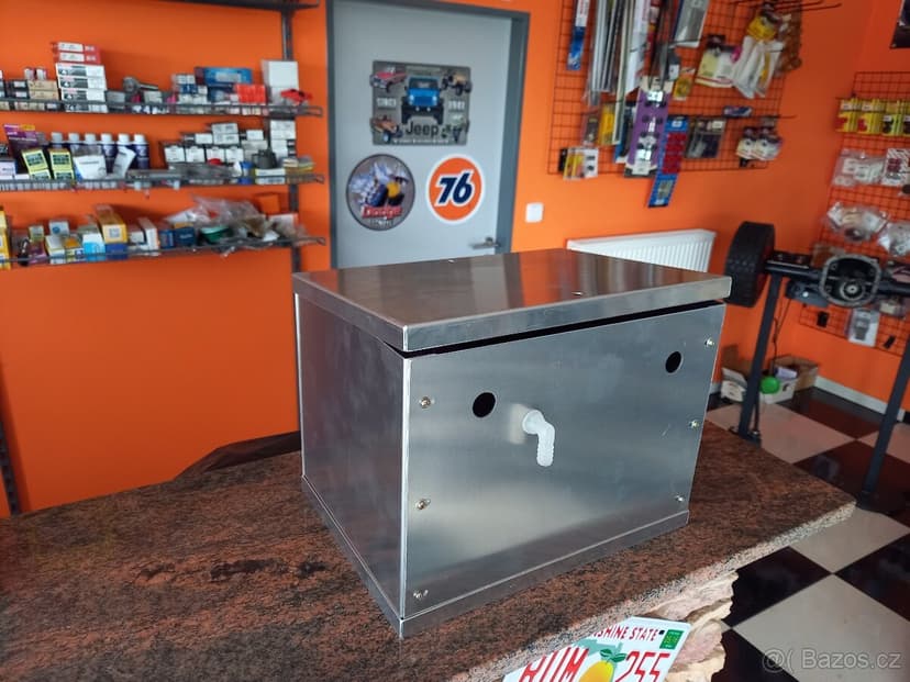 Držák (schránka) na autobaterii
