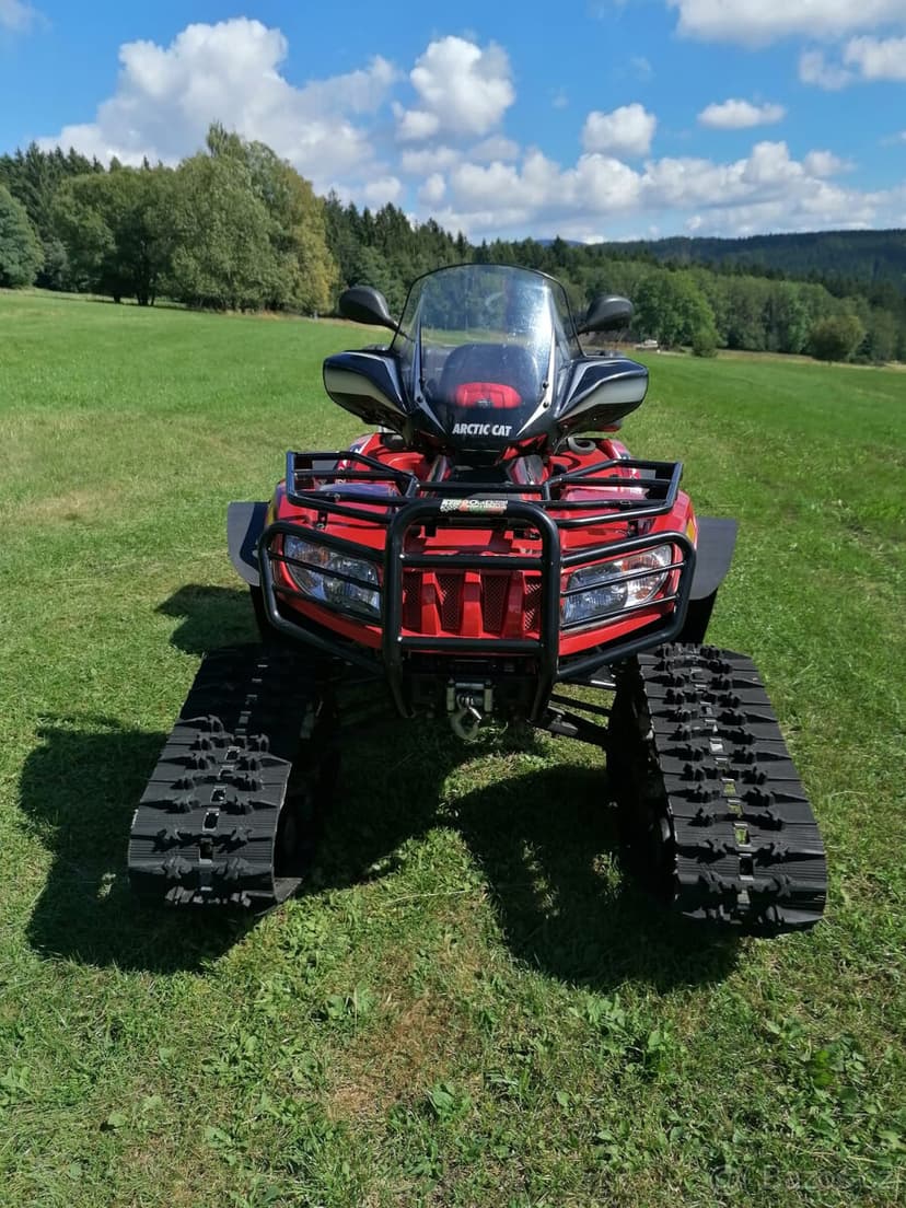 Arctic cat 700 + sněžné pásy