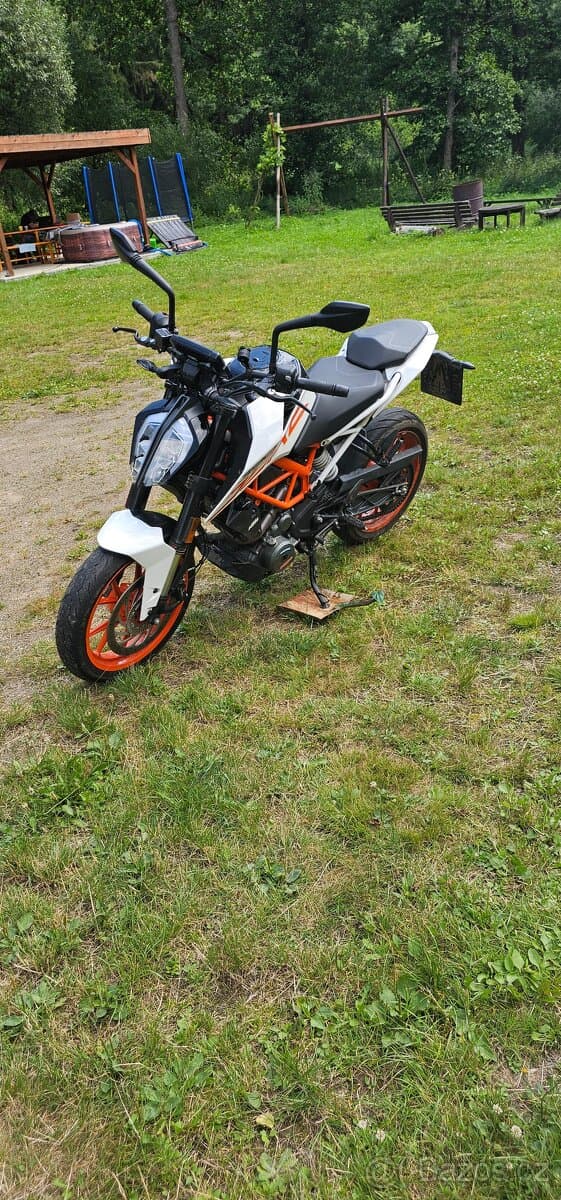 Prodám KTM 390 Duke 2017 – STK do 2028, Akrapovič, k opravě