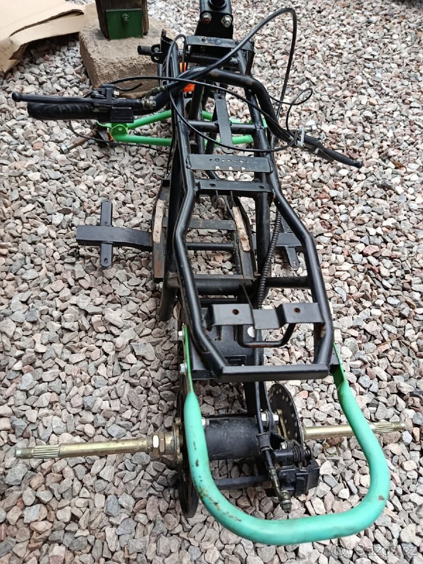 Torzo z malé elektrické čtyřkolky