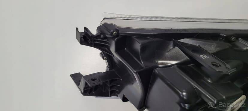 Hilux 2016 - levý a pravý světlomet led xenon