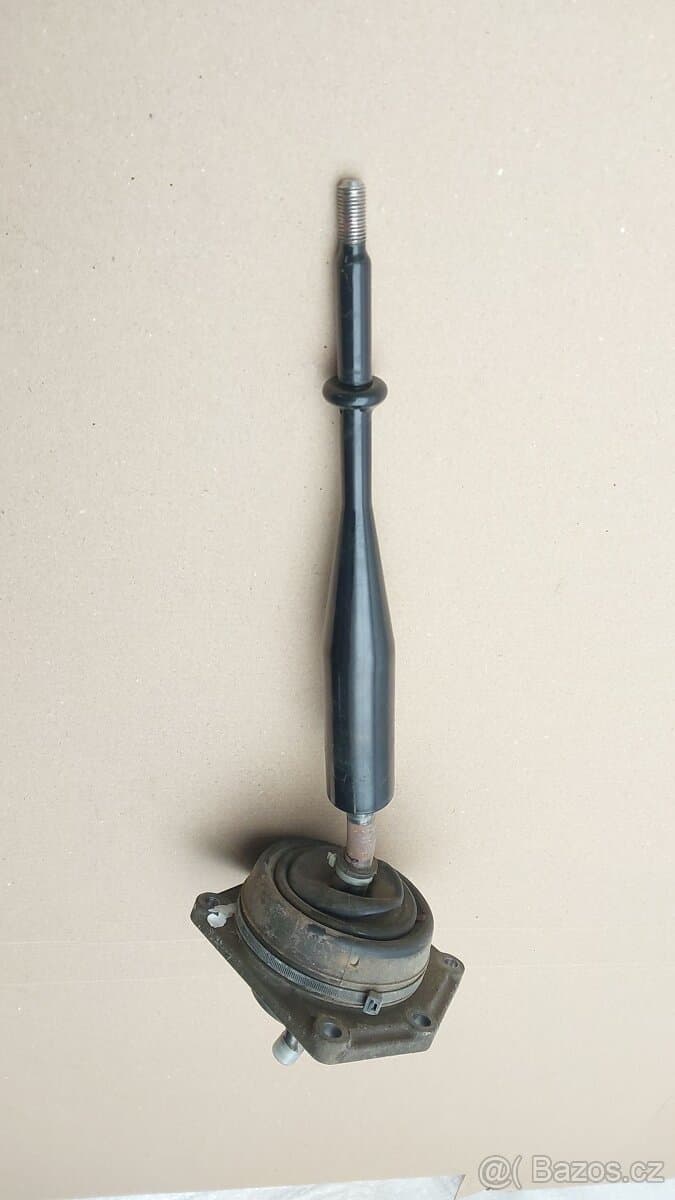 Nissan Navara a Pathfinder  : Řadící páka 32839EA20B