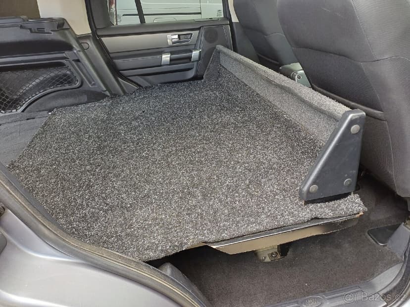 Podlaha misto zadnich sedaček Land Rover Discovery 3/4