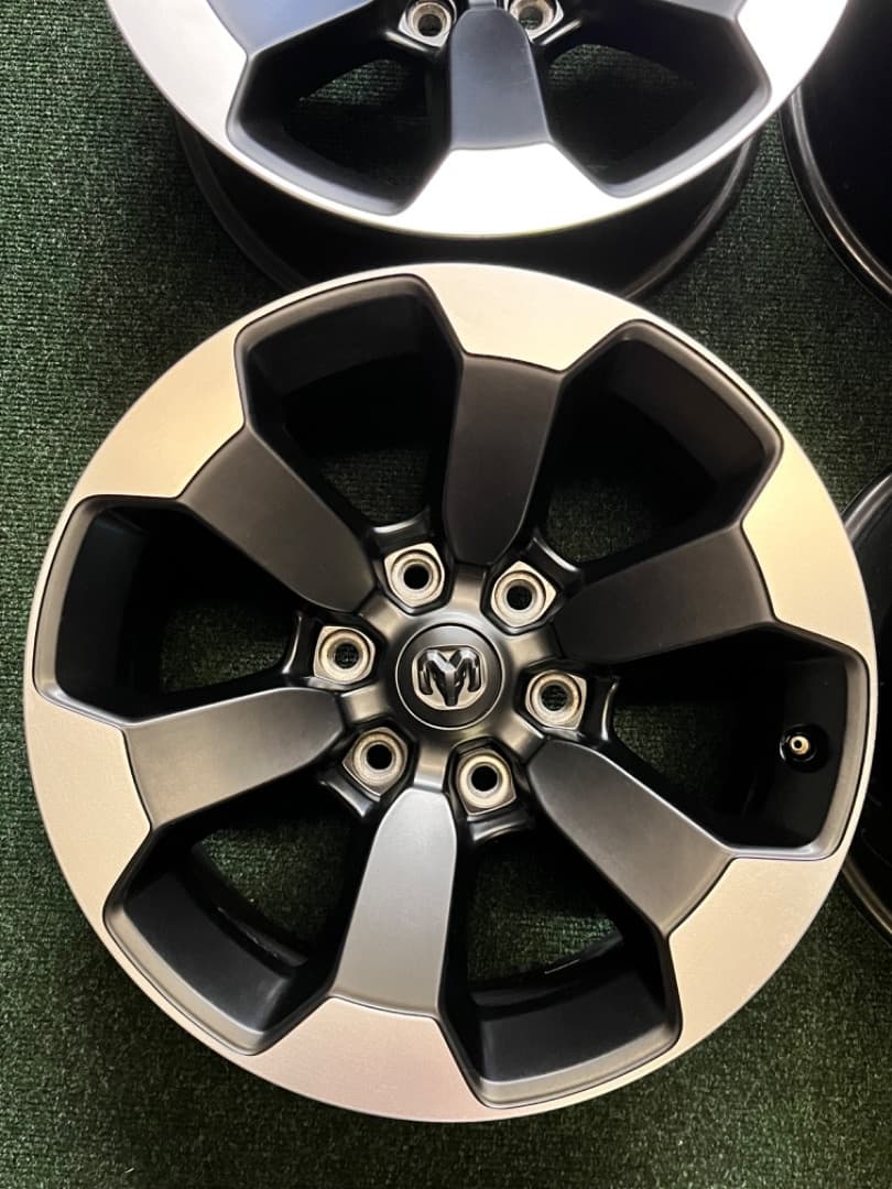 6x139.7 R18 Dodge RAM 1500 REBEL Originál Alu + senzory