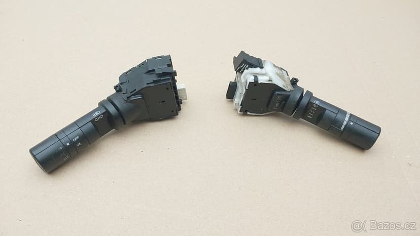 Nissan Navara a Pathfinder  : Páčky blikačů světel stěrač