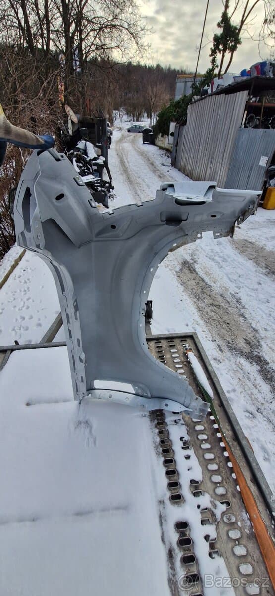 Levy predni blatnik land rover defender L663