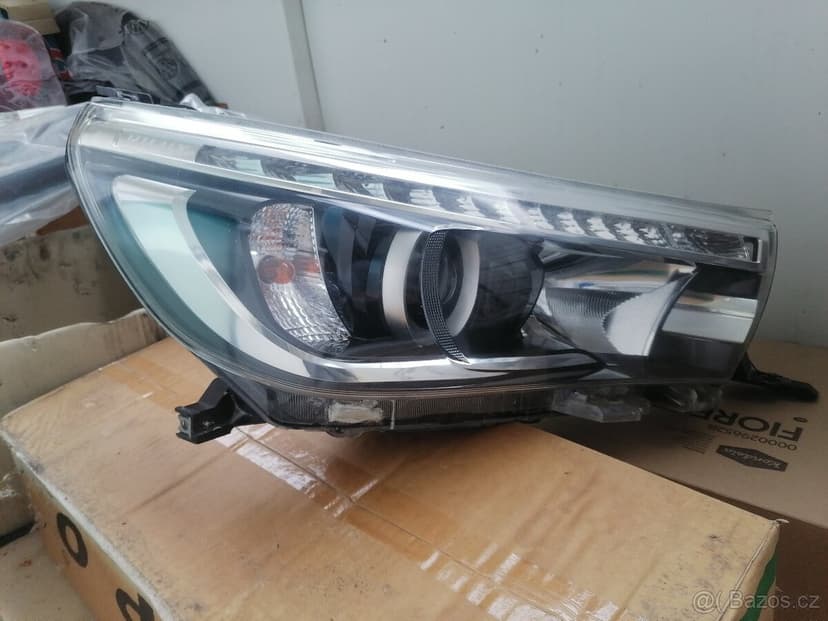 Prave přední světlo na Toyota Hilux mk8