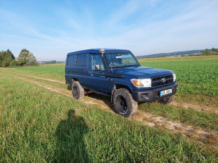 Toyota Land Cruiser HZJ 78